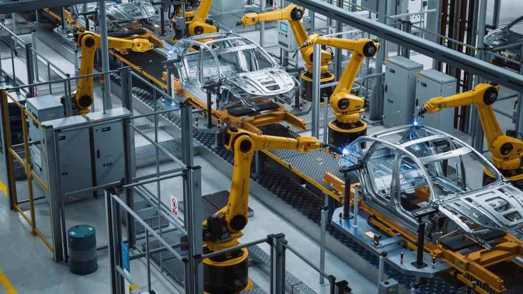 Concepto de fábrica de automóbiles con ensamblaxe de brazo robótico automatizado. (Foto: Gorodenkoff)