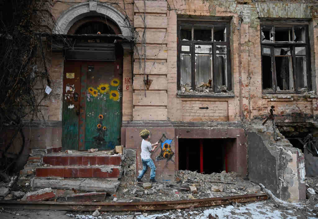 Edificio atacado en Kíiv. (Foto: Sergei Chuzavkov / SOPA Images via / DPA)