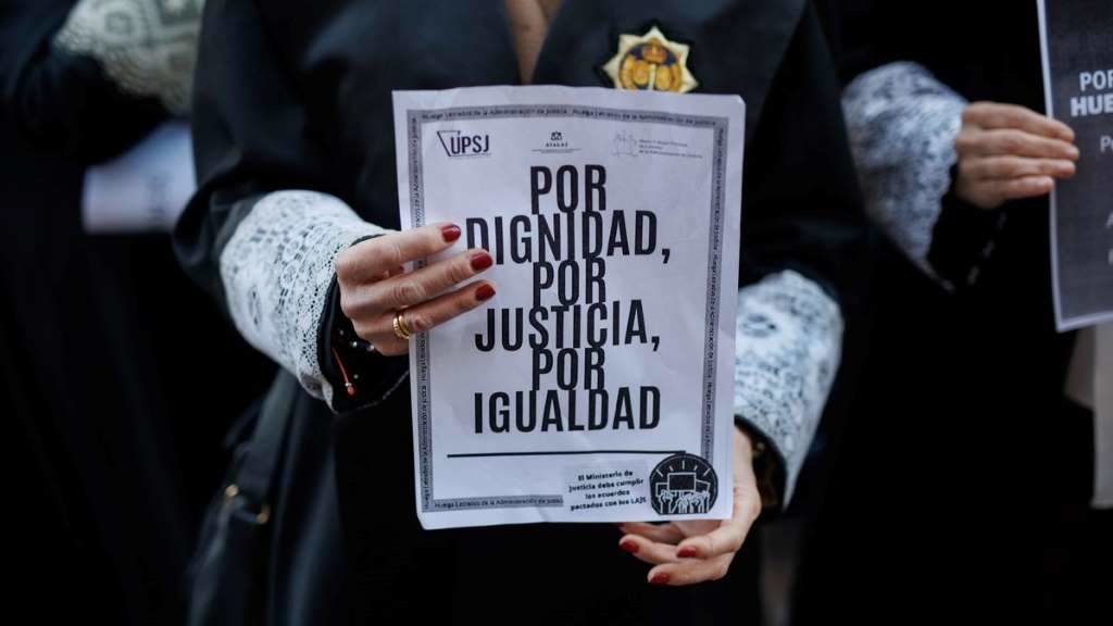 Manifestación de persoal do LAX, esta quinta feira, mentres decorría a reunión con representantes do Ministerio de Xustiza. (Foto: Alejandro Martínez Vélez / Europa Press)
