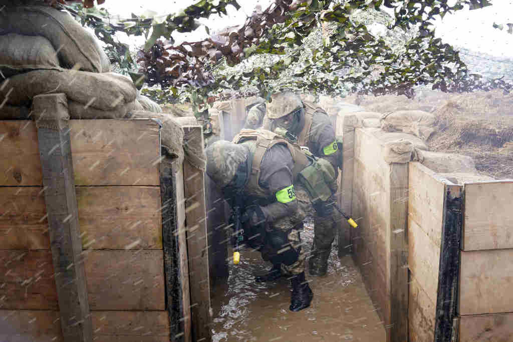 Soldados ucraínos adestrando no Reino Unido a quinta feira. (Foto: Owen Humphreys / PA Wire / dpa)