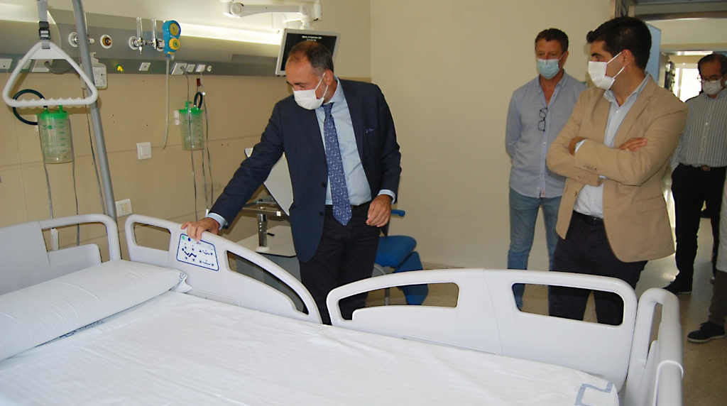 O conselleiro de Sanidade, Julio García Comesaña, nunha visita ao Hospital de Valdeorras no mes de setembro de 2022 (Foto: Sergas).
