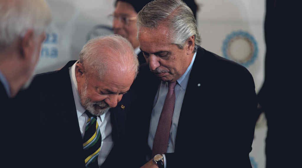 O presidente da Arxentina, Alberto Fernández (á dereita), fala co presidente de Brasil, Lula da Silva, no cume da Celac (Foto: Florencia Martin / dpa).