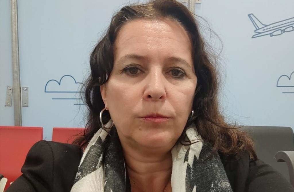 A eurodeputada Ana Miranda, mentres ficou retida no aeroporto de Tel Aviv, en Israel. (Foto: Nós Diario)