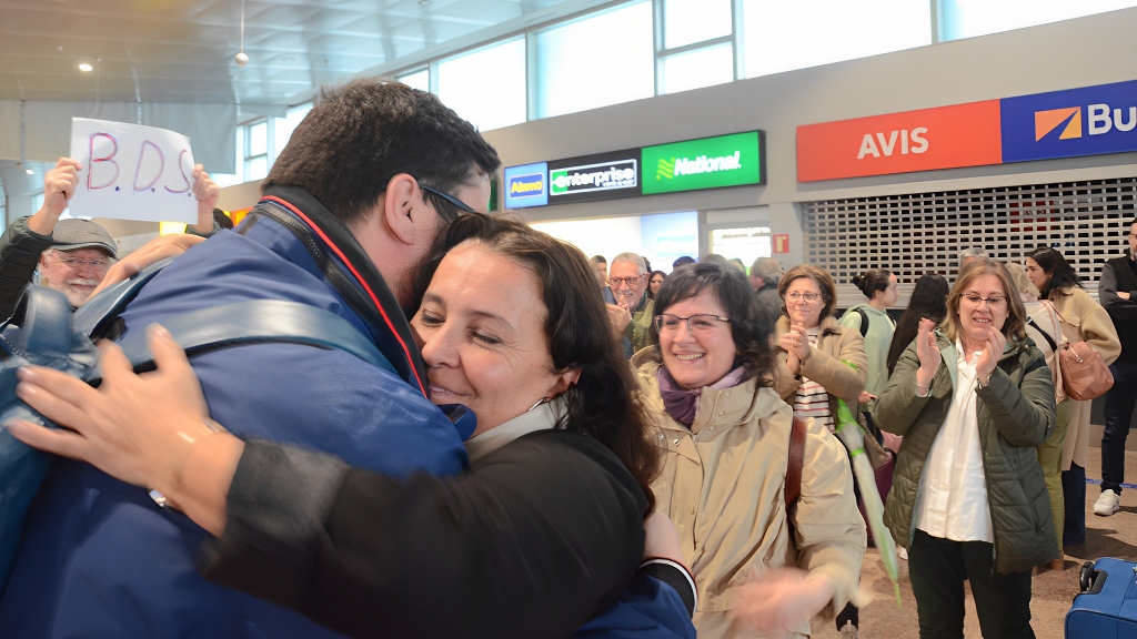 Ana Miranda ao seu regreso no aeroporto de Peinador (Vigo). (Foto: Nós Diario)