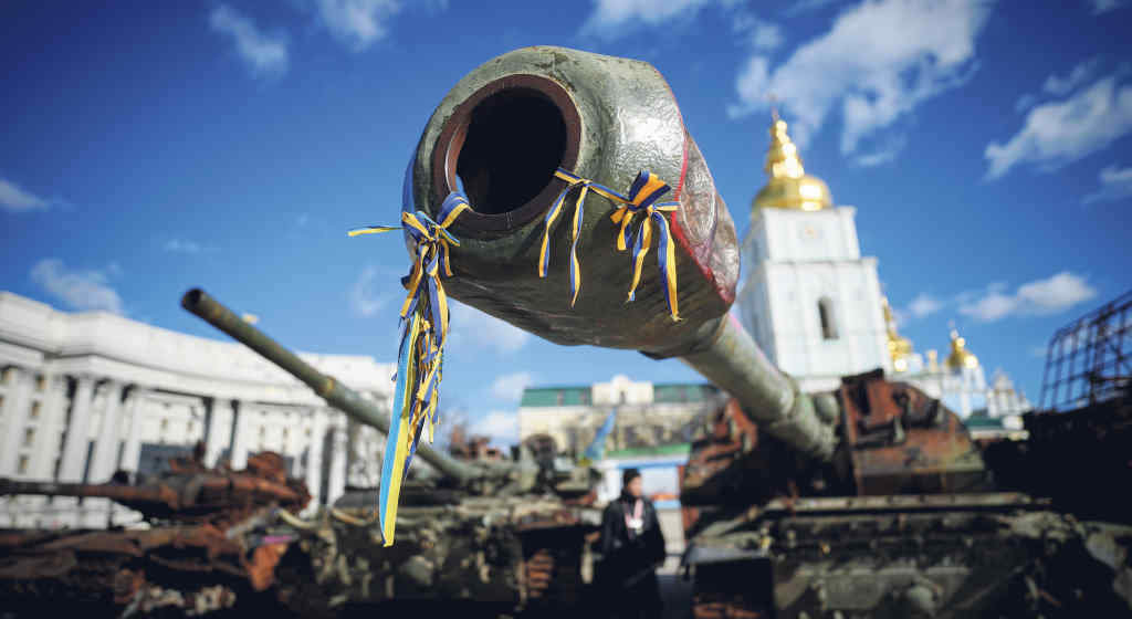 Tanques rusos capturados por Ucraína na praza fronte á catedral de Santa Sofía, en Kíiv (Foto: Kay Nietfeld).