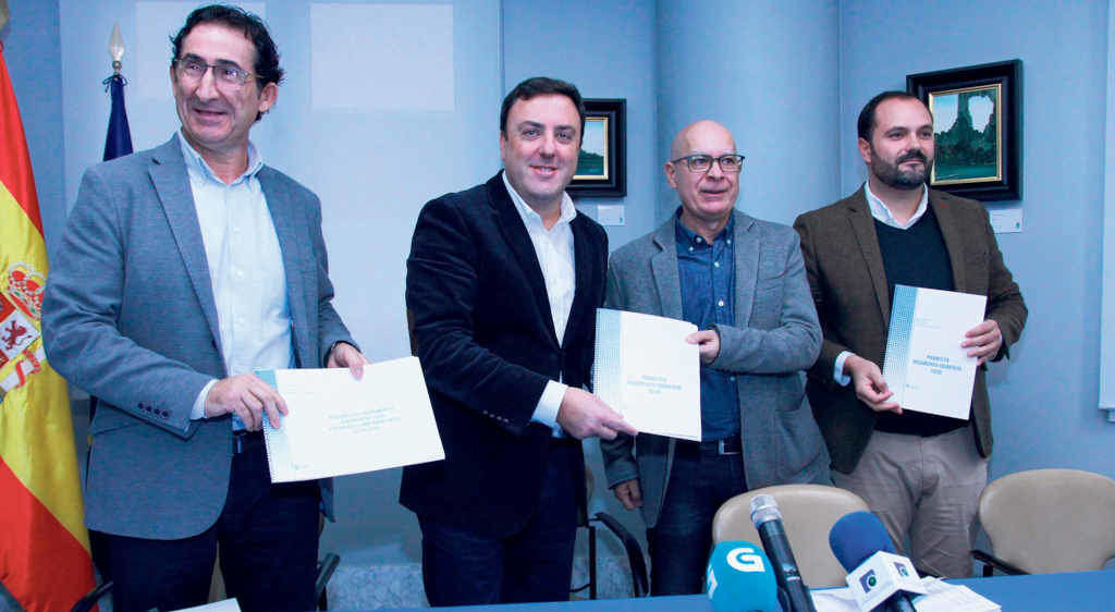 Antonio Leira, o presidente da Deputación, Valentín Formoso, o vicepresidente, Xosé Regueira e Bernardo Fernández (Foto: Europa Press).