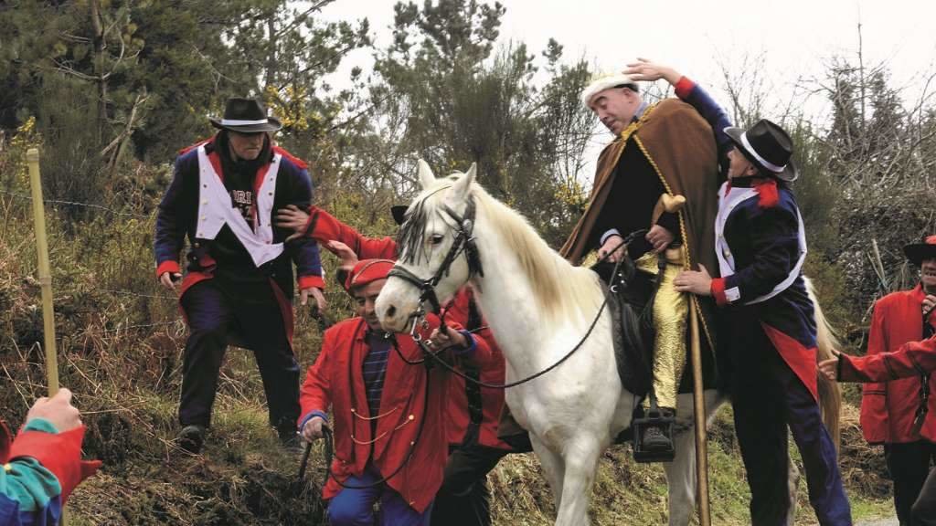 Varios homes loitan pola coroa do rei na procesión de Covelo. (Foto: Rosa Veiga / Europa Press)