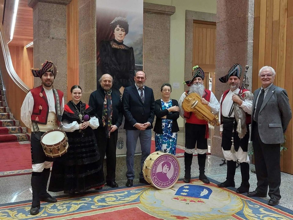 Cesáreo Sánchez, Anxo Angueira, Rosario Álvarez e Víctor Freixanes, xunto ao grupo Carapaus, no acto de onte no Parlamento (Foto: AELG)