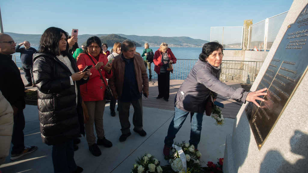 Familiares dos mariñeiros no acto de descubrimento dunha placa en Marín (O Morrazo) cos nomes dos falecidos no afundimento. (Foto: Gustavo de la Paz / Europa Press)