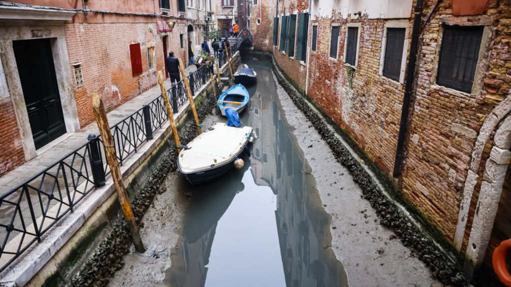 Os canais de Venencia practicamente sen auga (Foto: @mickster).