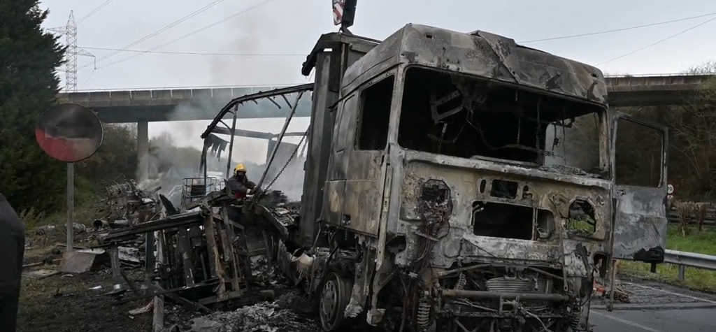O camión que ardeu en Betanzos (Foto: Europa Press).