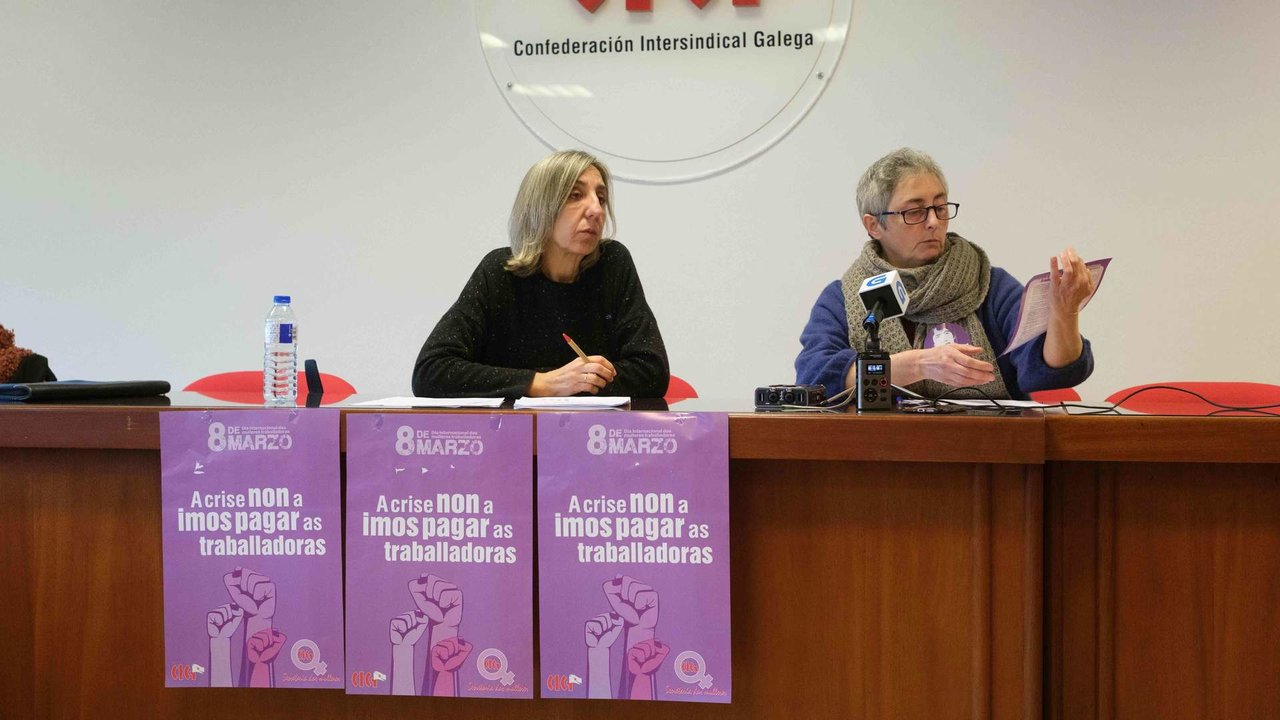 A responsábel do Gabinete Técnico de Economía da CIG, Natividade López Gromaz, e a secretaria de Mulleres da CIG, Nicolasa Castro Monteiro (Foto: Arxina).