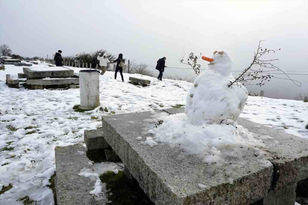 Varias persoas xohan na neve no Alto do Rodicio, Maceda, o 25 de febreiro.