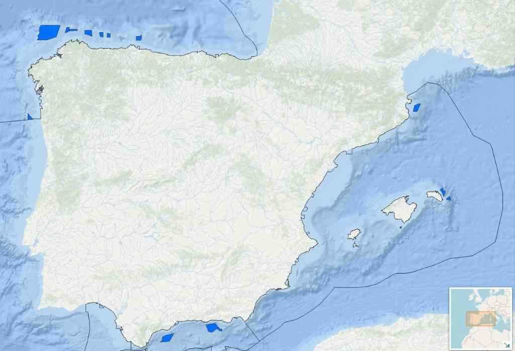 En azul, as zonas nas que se poderá instalar a eólica mariña (Fonte: Ministerio)