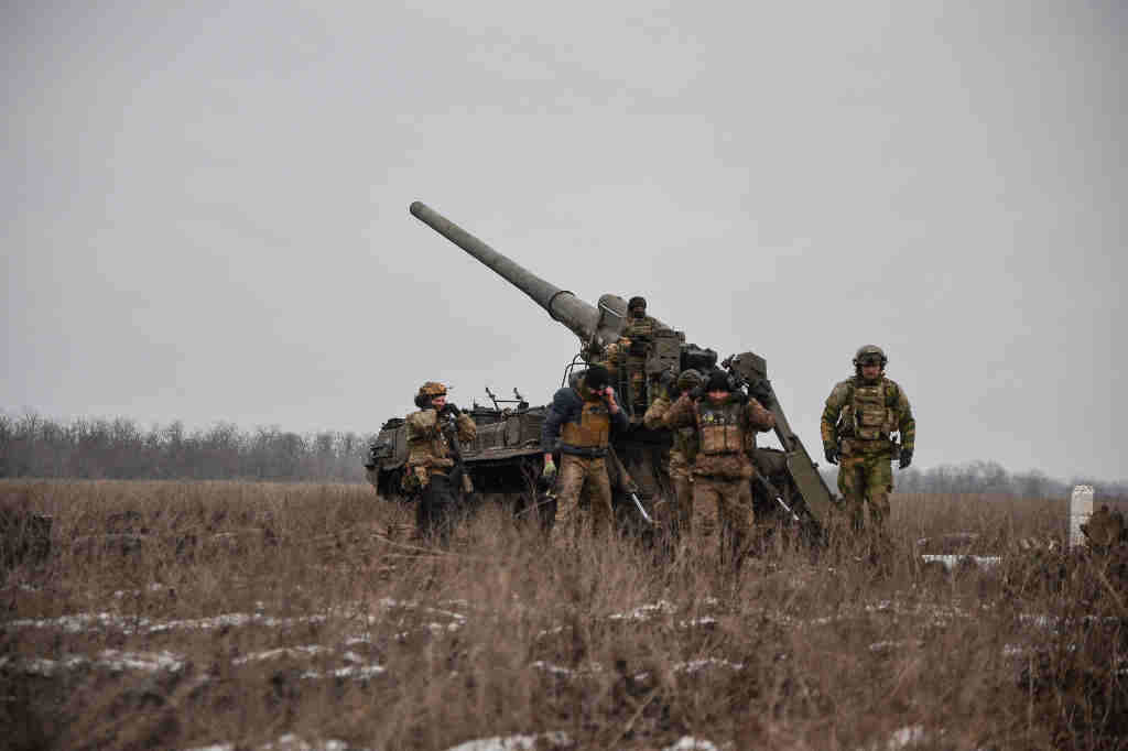 Militares ucraínos preparan un disparo perto de Bakhmut. (Foto: Madeleine Kelly / Zuma Press / Contactophoto)
