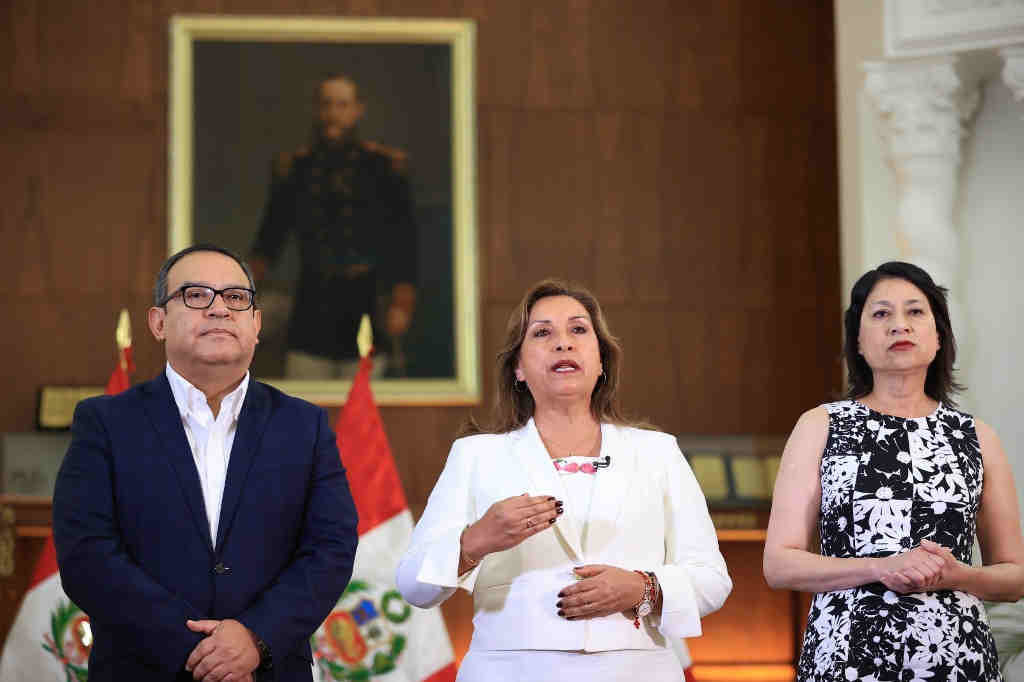 A presidenta peruana Dina Boluarte, no centro da imaxe. (Foto: Presidencia do Perú)