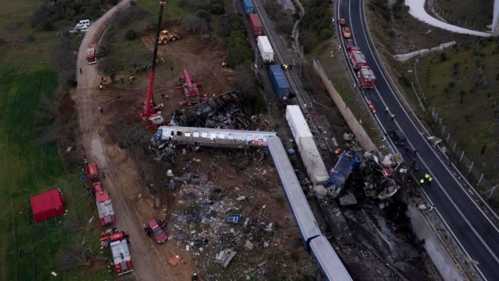 Un tren de mercadorías bateu con outro que levaba 350 pasaxeiros. (Foto: ERT News)