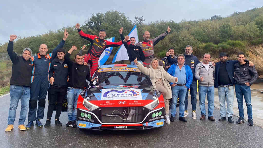 O piloto Víctor Senra, á dereita enriba do coche, celebrando ser o campión de España no rally de Estremadura en 2022 (Foto: Víctor Senra).