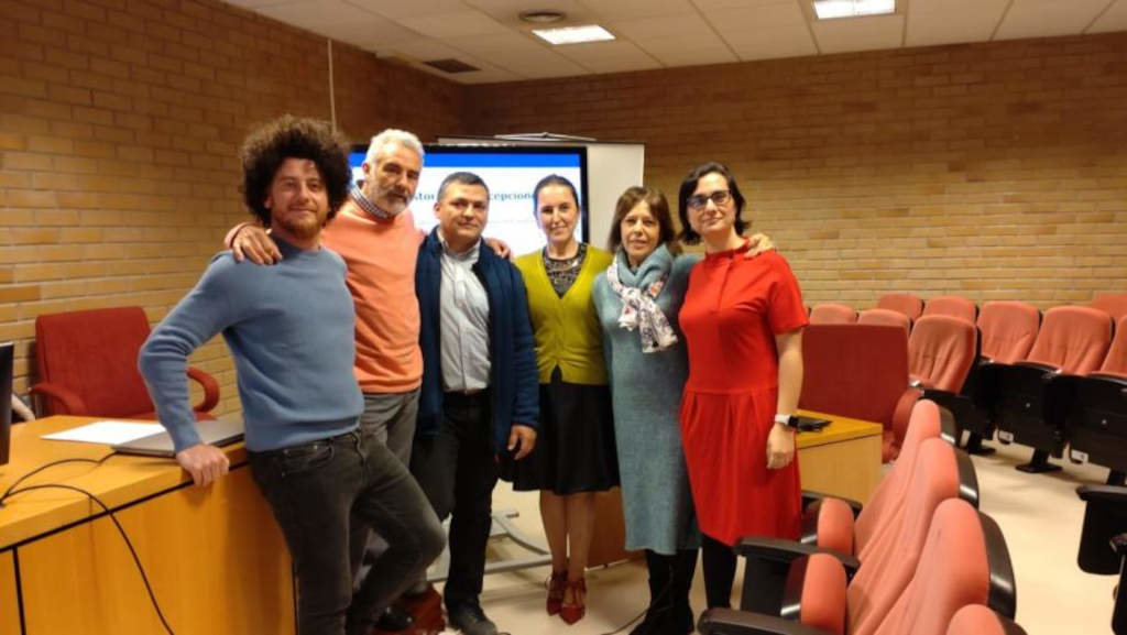 Daniel Vázquez Vila, no centro, coas directoras da tese e membros do tribunal, na Facultade de Humanidades. (Foto: USC).