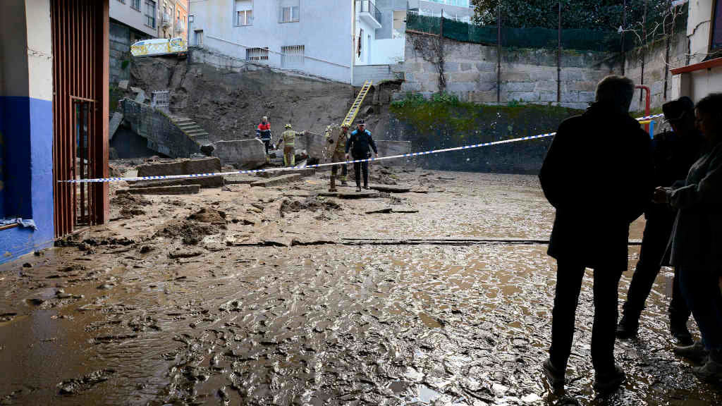 O muro do colexio derrubado en Ourense (Foto: Rosa Veiga / Europa Press).