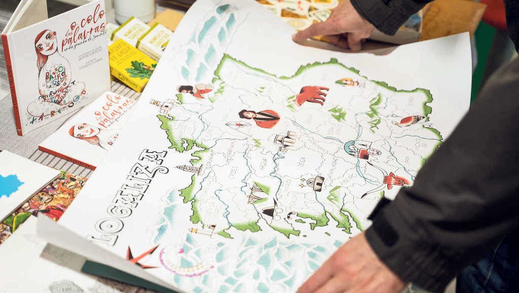 Mapa ilustrado de Logaliza, o xogo das comarcas da Galiza, nun dos postos da feira de actividades culturais Culturgal (Foto: Culturgal).
