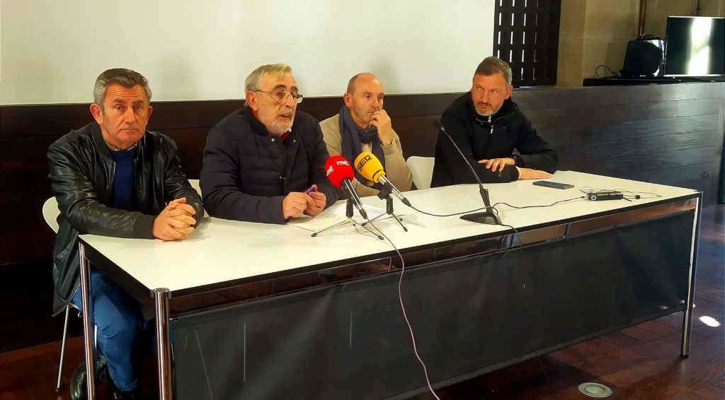 Xosé Alfredo Pereira (no centro) en rolda de prensa esta quinta feira (Foto Organización Galega de Comunidades de Montes).