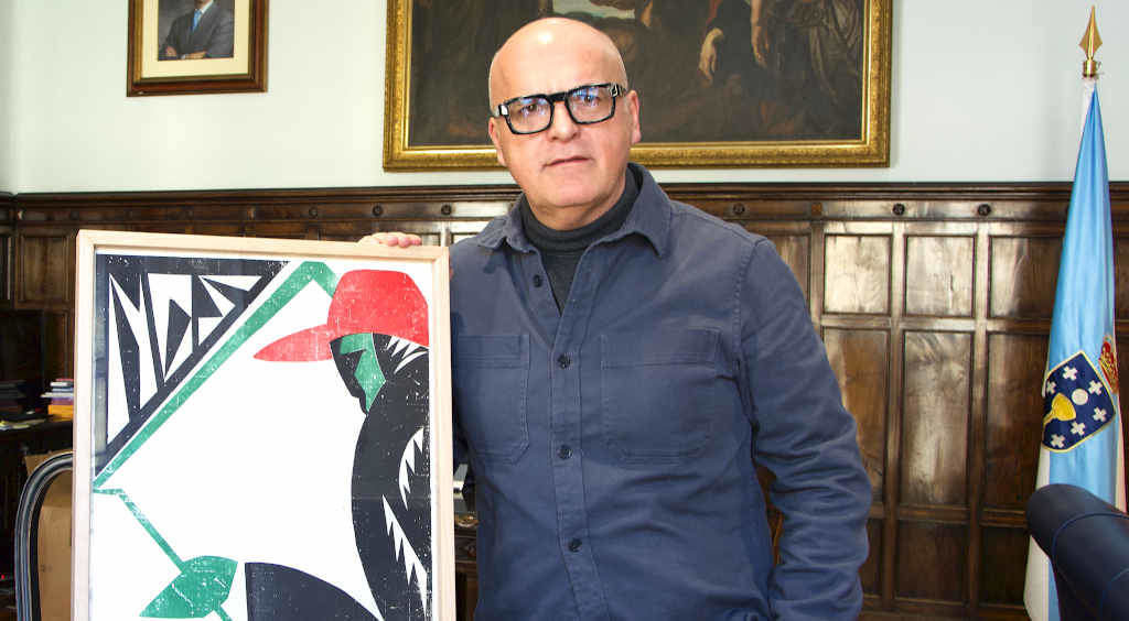 Xosé Manuel Baltar cun cartaz recuperado da revista ‘Nós’, deseñado por Cándido Fernández Mazas (Foto: Xan Carballa).