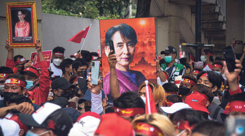 Manifestantes sosteñen retratos de Aung San Suu Kyi fronte á Embaixada de Myanmar en Bangkok o 1 de febreiro de 2023 (Foto: Peerapon Boonyakiat / SOPA Images / DPA).