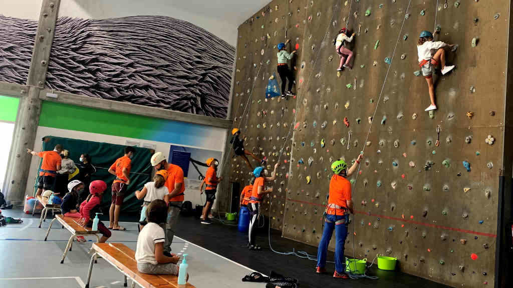 O club Aromon realizou o ano pasado no pavillón multiusos da Xunqueira, en Pontevedra, actividades de promoción da escalada (Foto; Club Aromon).