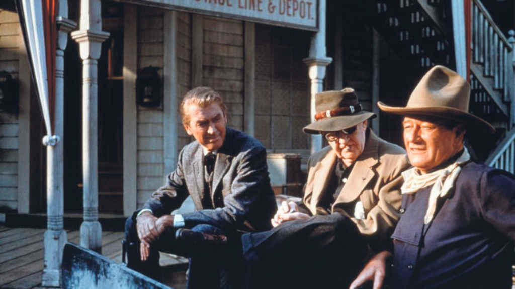 James Steward, John Ford e John Wayne durante a rodaxe do filme 'The Man Who Shot Liberty Valance' (Foto: Paramount Pictures).