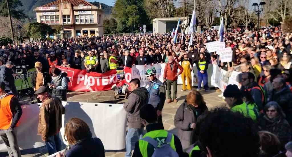 Manifestación en Noia contra a mina de San Finx. No centro, a comitiva do BNG encabezada por Ana Pontón. (Foto: Greenpeace Galiza)