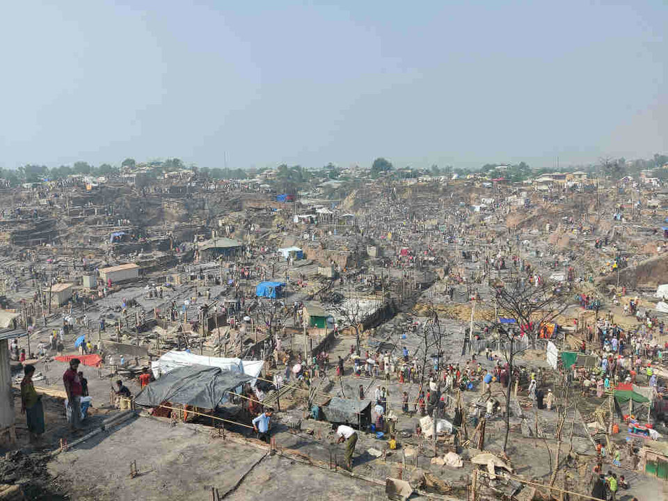 Zona do campamento de refuxiados de Cox's Bazar, en Bangladesh, afectada polo lume que se iniciou ao mediodía do domingo. (Foto: Sahat Zia)