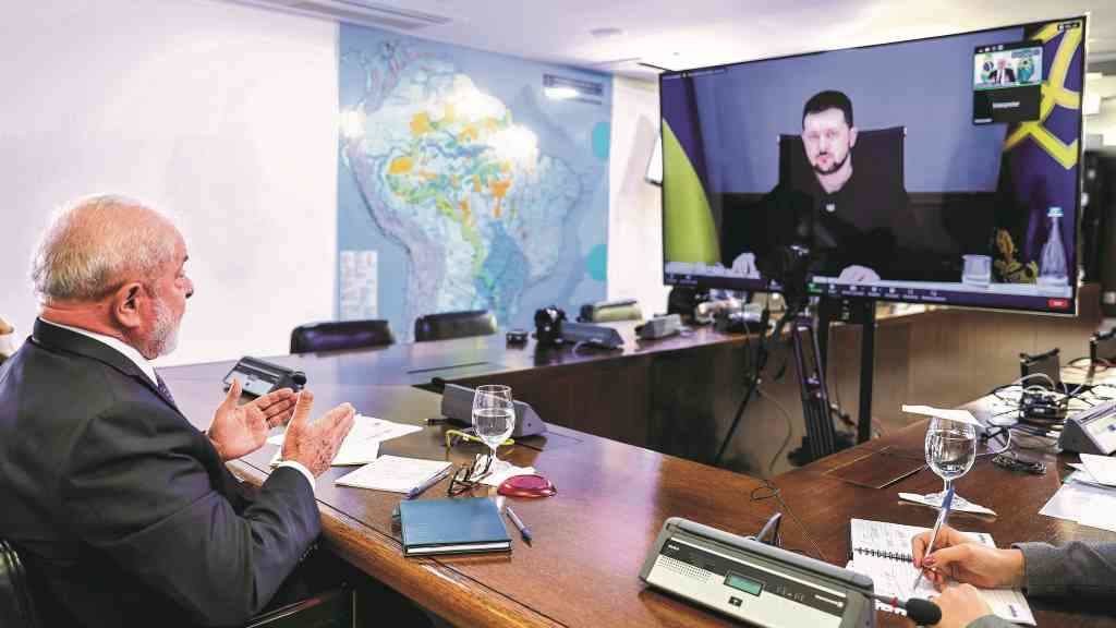 Luiz Inácio Lula da Silva durante videochamada com o presidente da Ucrânia, Volodymyr Zelensky, o passado dia 2 de março. (Foto: Ricardo Stuckert / PR).