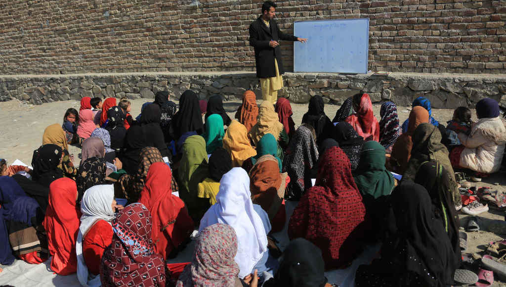 Un profesor dá aulas a nenas en Cabul (Foto: SAIFURAHMAN SAFI / XINHUA NEWS / CONTACTOPHOTO).