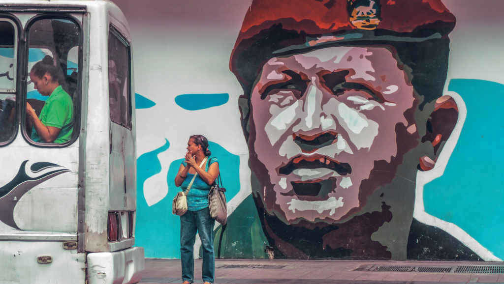 Pintura do ex presidente de Venezuela Hugo Chávez en Caracas (Foto: Román Camacho / ZUMA Press).