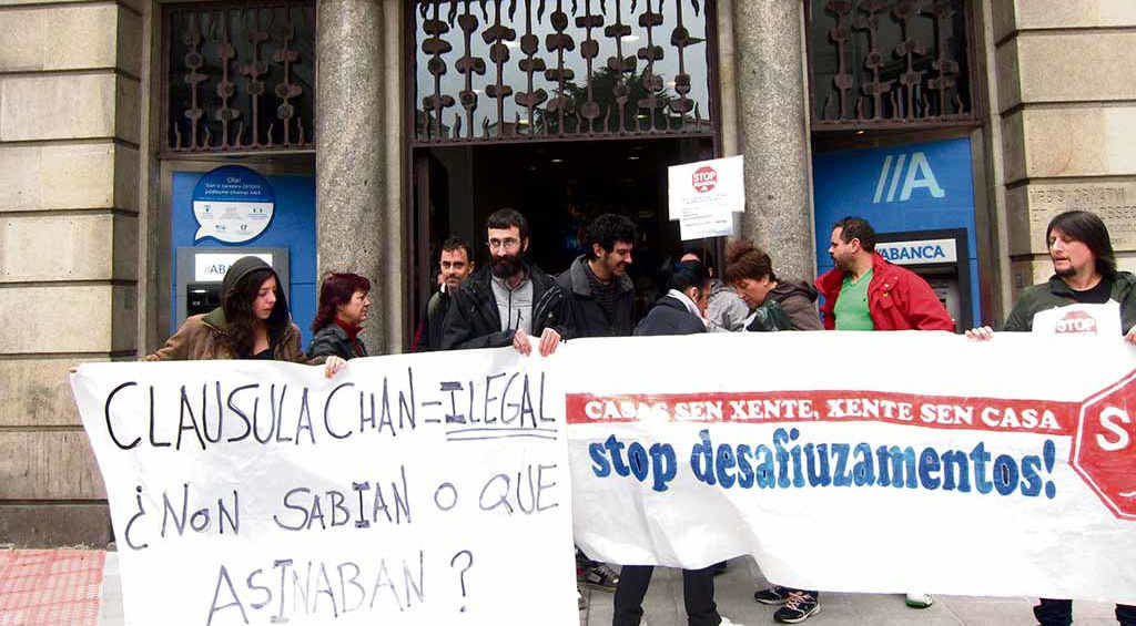 Protesta diante dunha oficina de Abanca contra o abuso das cláusulas solo nunha foto de arquivo (Foto: Europa Press).