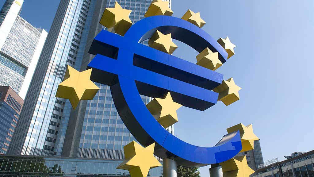 O símbolo do euro diante da sede do Banco Central Europeo (BCE) en Frankfurt, Alemaña (Foto: Europa Press).