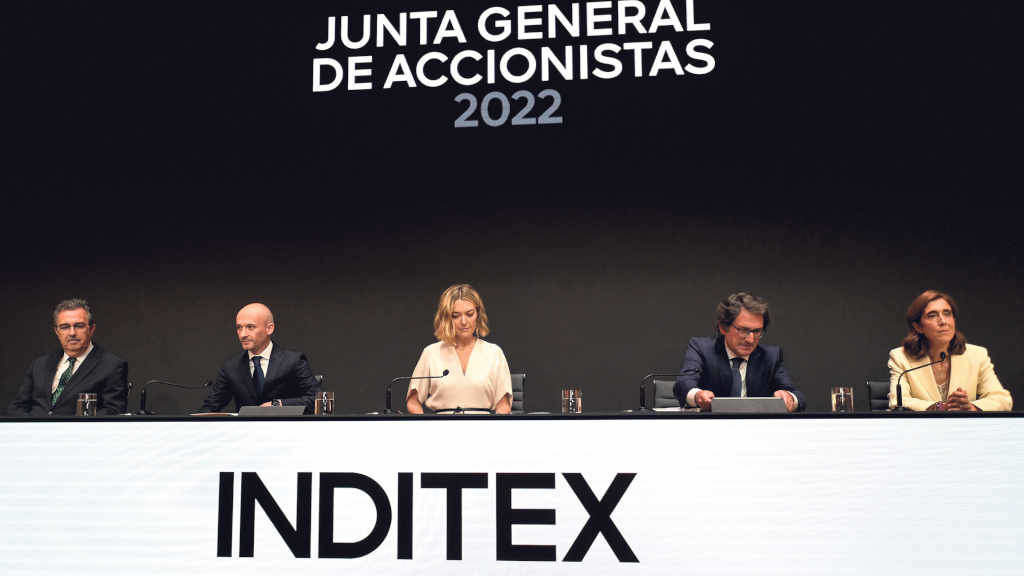 Marta Ortega, no centro, presidindo unha xunta de accionistas de Inditex en Arteixo en 2022 (Foto: M. Dylan / Europa Press).