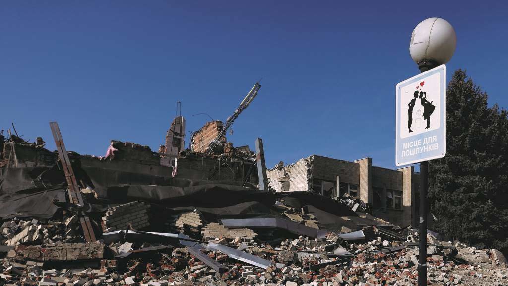Edificio destruído en Hulyaipole, Ucraína, esta quinta feira. (Foto: David Young / Dpa)