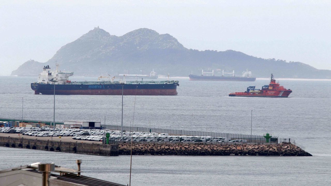 Chegada do petroleiro avariado ao porto de Vigo (Foto: Javier Vázquez / Europa Press).