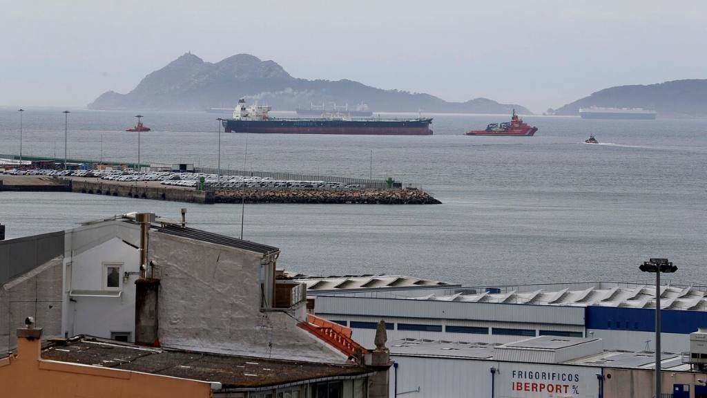 O buque 'Minerva Nounou', remolcado ao porto de Vigo, coas Illas Cíes de fondo. (Foto: Javier Vázquez / Europa Press)