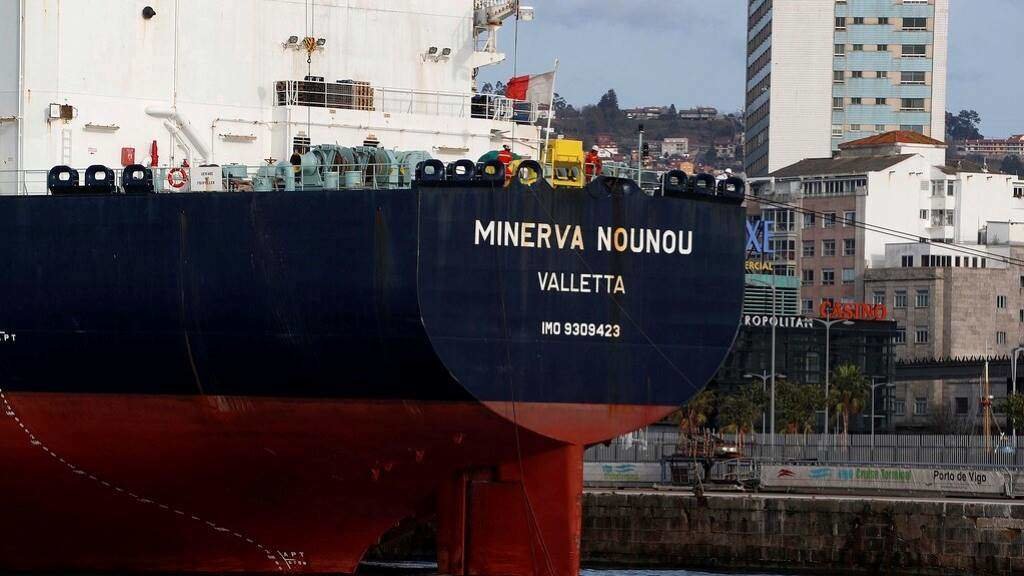 O petroleiro chegou este domingo ao porto de Vigo. (Foto: Javier Vázquez / Europa Press)