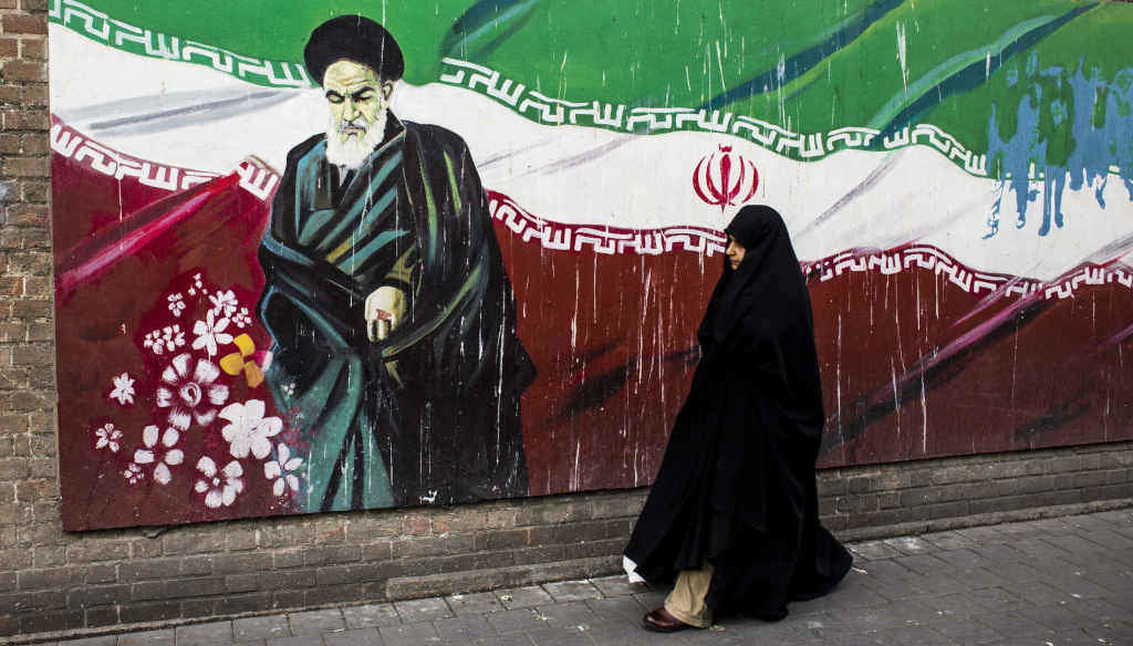 Muller xunto a un mural coa bandeira do Irán, en Teherán (Foto: DANI SALVÀ / VWPICS / ZUMA PRESS / CONTACTOPHOTO).