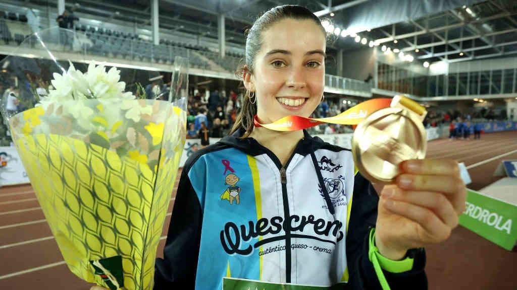 A atleta lucense, Xela Martínes, coa medalla de ouro (Foto: FGA).