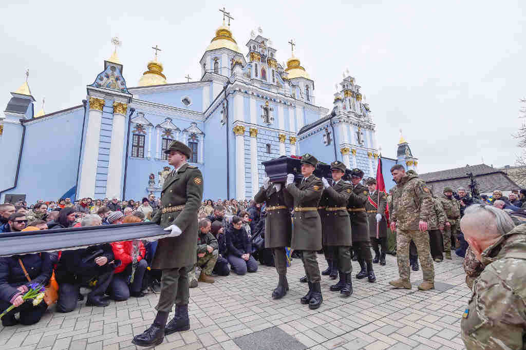 Enterro dun soldado en Kíiv. (Foto: Sergei Chuzavkov / Zuma Press / Contactophoto)