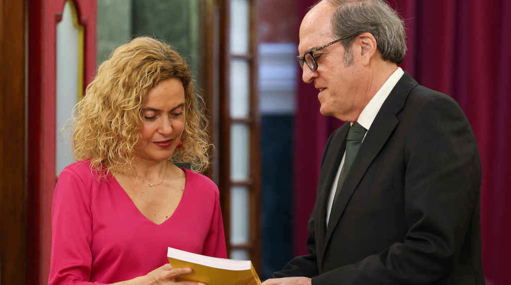 O Defensor do Pobo entregou á presidenta do Congreso a memoria (Foto: Europa Press).