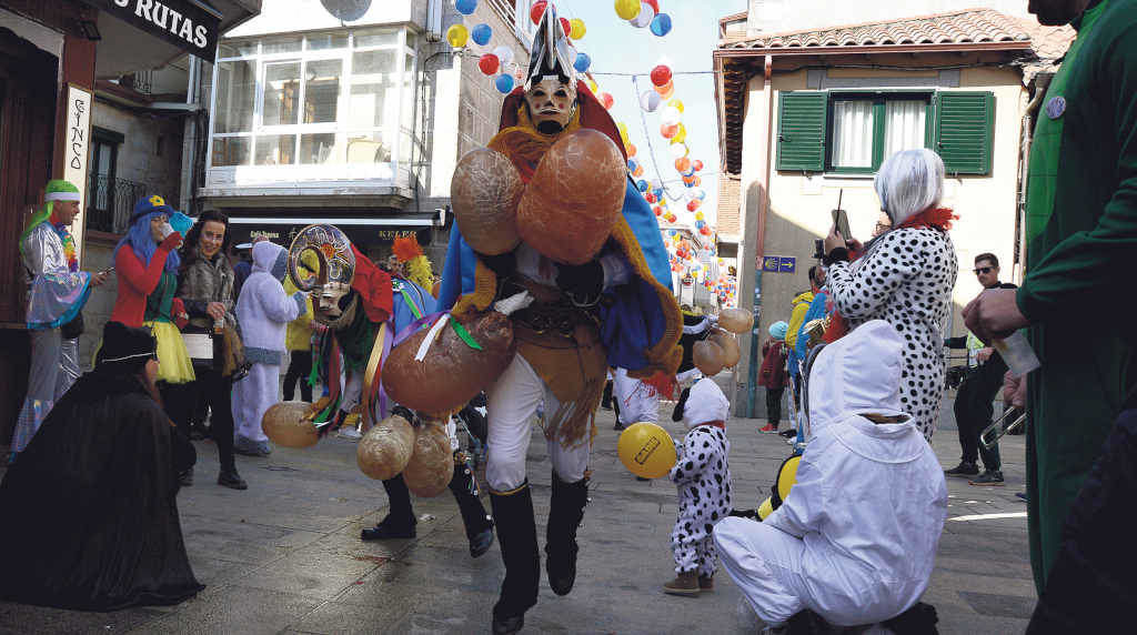Desfile durante o domingo de Piñata no Entroido de Xinzo de Limia, o pasado 26 de febreiro, no que actuaron charangas (Foto: Rosa Veiga / Europa Press).