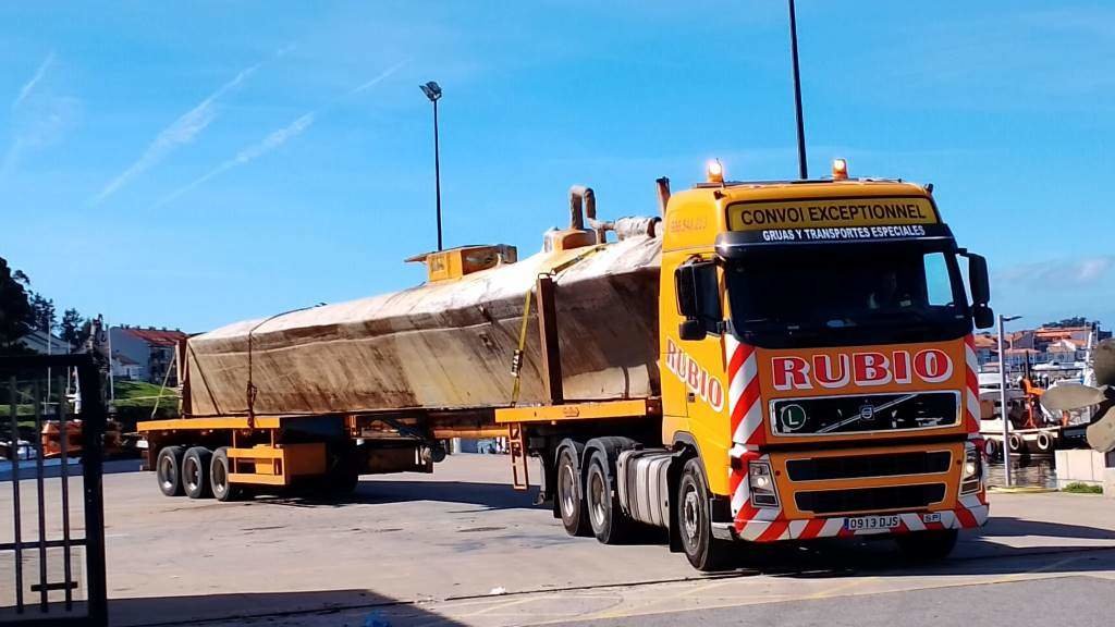 O vehículo foi trasladado ao porto de Vilagarcía na mañá desta cuarta feira. (Foto: Manuel Cores)