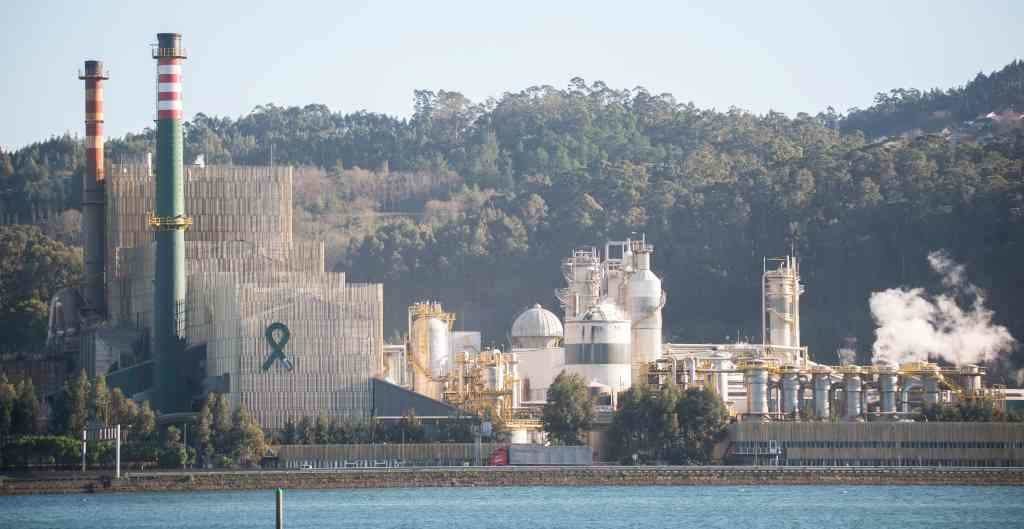 O complexo industrial de Ence, en Lourizán, na Ría de Pontevedra. (Foto: Europa Press)