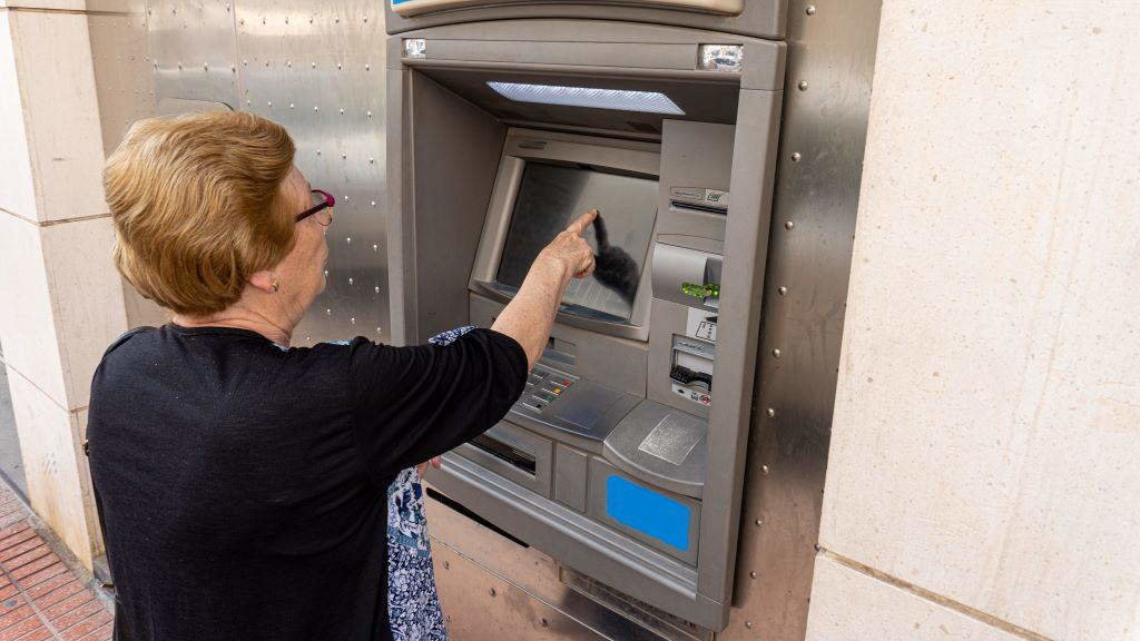 As entidades bancarias derivaron aos caixeiros automáticos a maioría das xestións que antes resolvían de forma presencial na oficina. (Foto: Nós Diario)